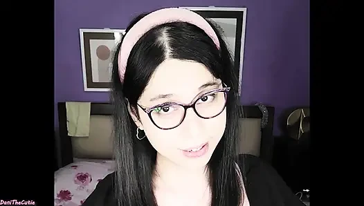 Sevimli tgirl danithecutie ikiniz de seksi vücudunu keşfederken sizi teşvik ediyor