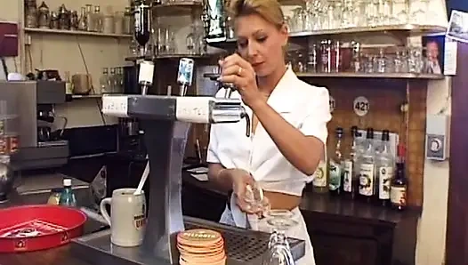 Minyon Fransız garson grup seks şovunda sikiliyor