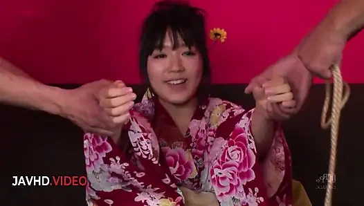 Chiarus baştan çıkarıcı Asyalı vücut sakso sırasında afallıyor ve sonra Kimono'da yoğun bir şekilde sikişiyor