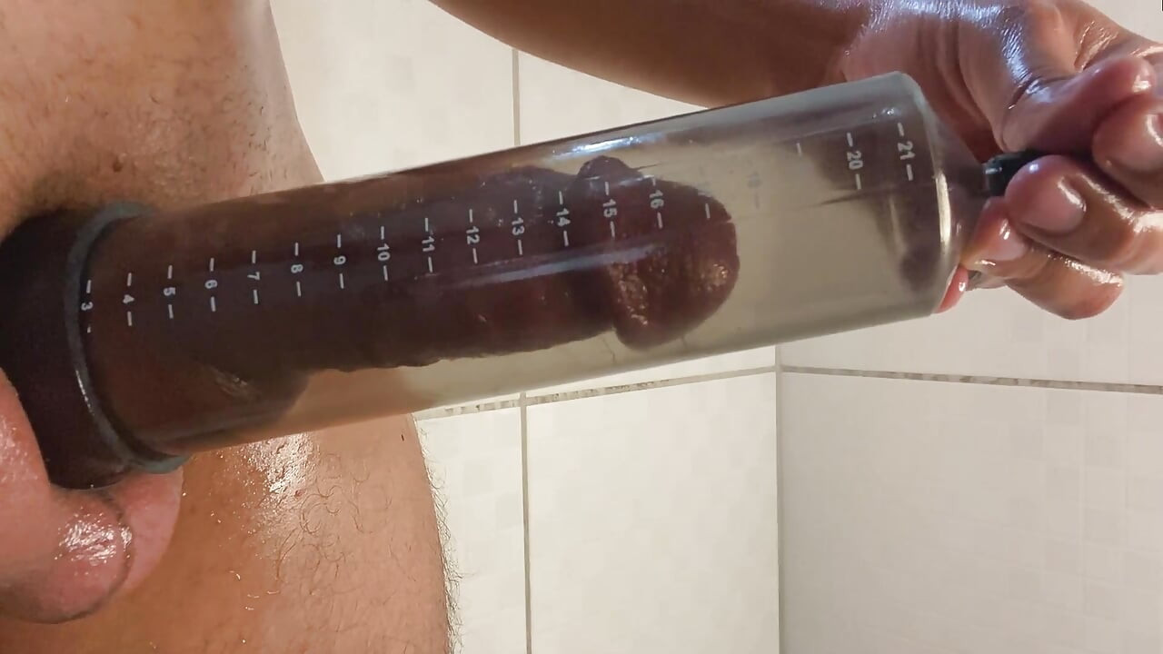 Sikimin üzerinde penis pompası kullanıyorum ve üvey kız kardeşim yarağıma kayıyor