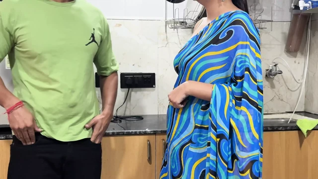 Üvey anne yanlış hapı alıyor ve sonunda ona cinsel artırıcı veriyor "çıkarmana yardım etmeme izin ver"