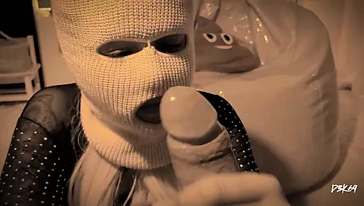 Yarakla derin gırtlağına kadar sakso ve bakış açısıyla bolca boşalma