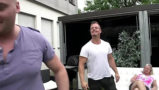 Büyük götlü iri güzel kadın kocası dışarıdayken açık havada sikiliyor