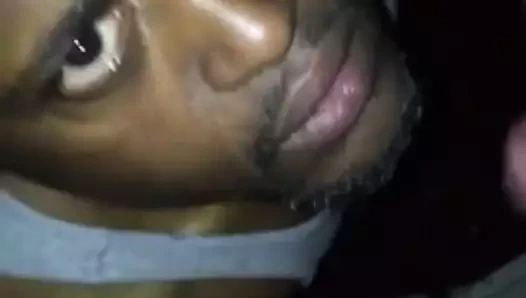 Honry siyah haydut nutt için beyaz sporcu yalvarıyor