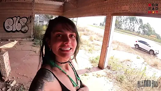 Yolda terk edilmiş bir bina buldum ve onu orada sikmek için rastalı ateşli bir kız aldım