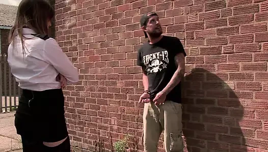 Kadın polis samantha bentley luke'un üzerine çekerek sert sikiliyor