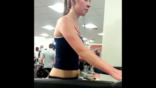 Sarışın sürtük koşu bandında terliyor