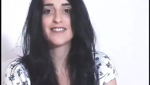 Güzel memeli ateşli esmer kendini adamın yarağının üstüne indiriyor