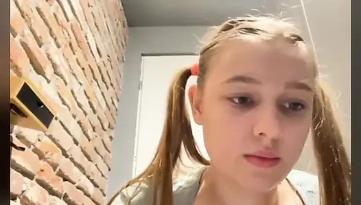 Parmaklama anal yakın çekim. Mastürbasyon. Kameraya otur