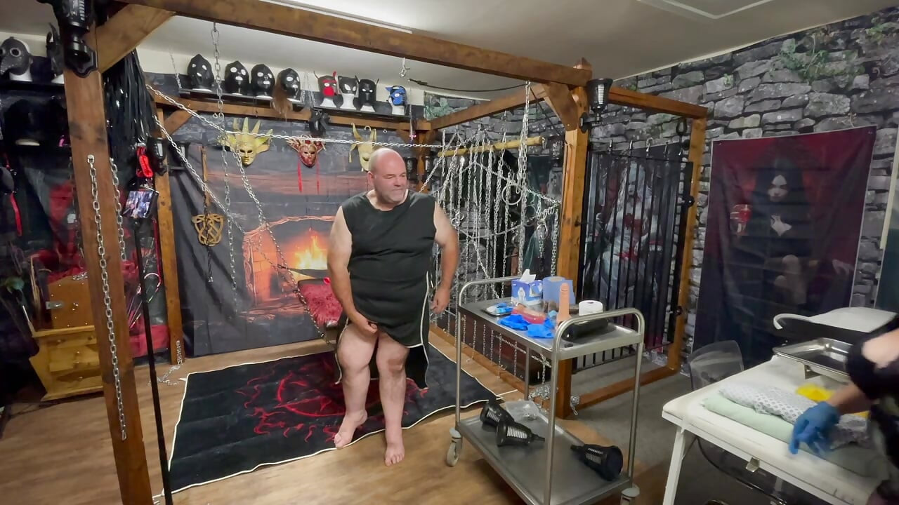 Bölüm 3: Lanista Bear ve Domina Satana'nın Well Hung ile ilk seansı.