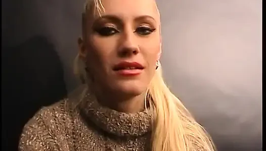 Büyük memeli sarışın orta yaşlı seksi kadın oyuncu seçmelerinde kovboy kızda yarak emiyor ve biniyor