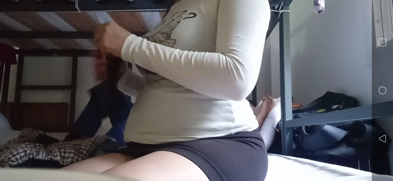 Genç üvey anne 18 haftalık gebelikte, üvey oğul emzirme suyunu deniyor.