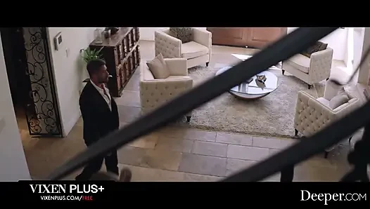 Utangaç ve seksi oyuncu Violet Myers kostümlü giyiniyor