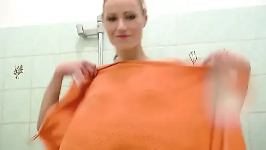 Azgın Esmer Banyoda Yarak Emiyor Ve Yüzüne Boşaltıyor