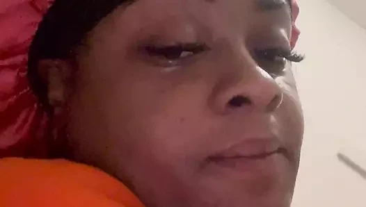 Tombul zenci büyük dildosunu sikiyor