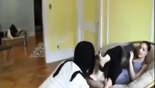 Köle sahibe Elly'nin kirli ayaklarını temizlemek zorunda