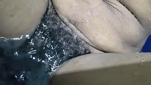 Yağmur yağıyor ev yapımı seks, ateşli evli kadın büyük amcık ve kıllı amcık yakın çekim