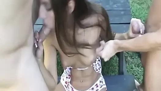 Olgun orta yaşlı seksi kadın birden fazla büyük yarakla dölleniyor