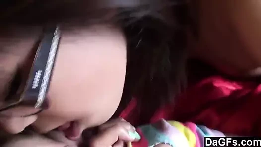 Sevimli Asya genç arkadaşı aşağı gidiyor