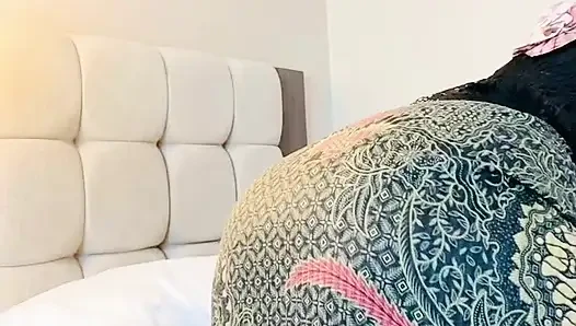 Endonezya geleneksel elbisesi ile solo kadın mastürbasyonu