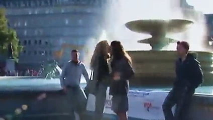 Trafalgar meydanında Gfest öpücüğü