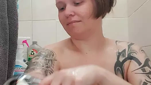 Sabah duş şovu, sabunlu büyük doğal göğüsler, küvette meme masajı