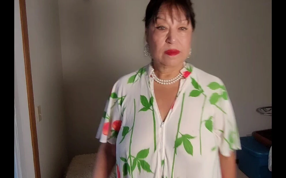 Я твоя королева и ты мой король! Вставай на колени и повинуйся! Сделай это сейчас!