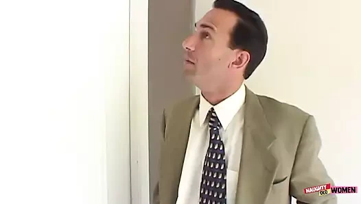 Bu koyu saçlı orta yaşlı seksi kadın yarak için o kadar çaresiz ki ev sahibini ham sikecek