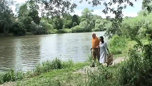 Edepsiz sarışın genç kız yaşlı bir çift sikişirken boşalıyor