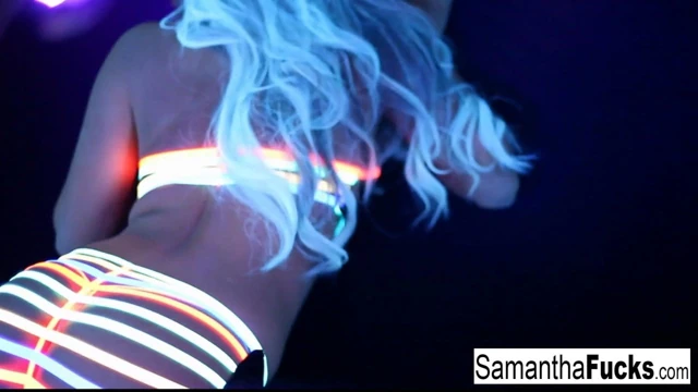 Samantha bu süper sıcak siyah ışık solo içinde kapalı alır