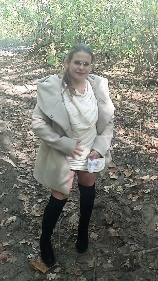 Jade shows off in the wood with the strangers