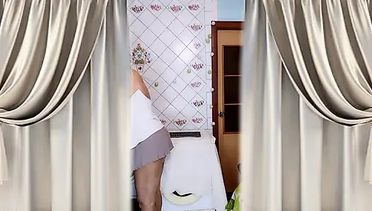 Ateşli ev hanımı Lukerya, sabah flörtü çamaşır makinesinde dişlerini fırçalıyor ve twerk yapıyor.