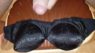 Saten siyah sutyen boşalmaları