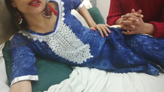 Gerçek Hint desi punjabi azgın annenin küçük yardımı (üvey anne üvey oğlu) punjabi sesli hd xxx ile seks roleplay var