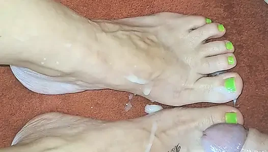 Kız arkadaşımdan seksi bacaklarıyla masaj yapmasını istedim