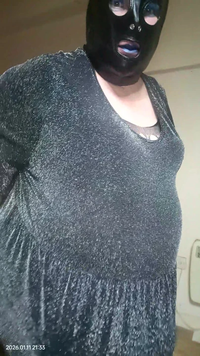 İri güzel kadın tv ışıltılı siyah elbiseyle poz verdi