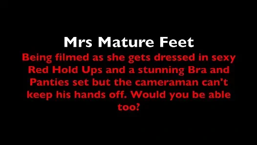 Bayan olgun ayaklar giyiniyor ve kameraman kendini alıkoyamıyor. 388