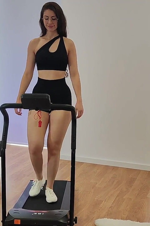 Yeni koşu bandı spor salonu kıyafetimde tam vücut yürüyüşü fitness sfw