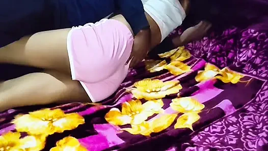 Shivani'nin sıkı vajinası eski evde sikiliyordu.