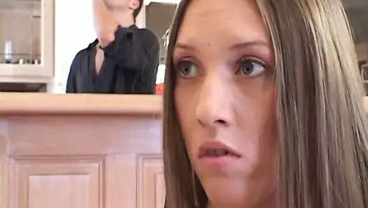 Şanslı adam oturma odasında iki güzel genç kızı sikiyor