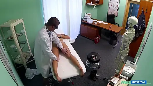 Sevimli genç sarışın kadın doktor içine boşaldıktan sonra hala başı dönüyor
