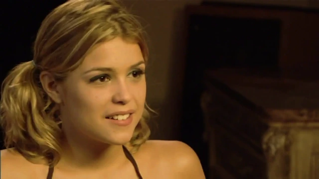 Seksi sarışın üçlü grup sekste ağzına püskürtülür