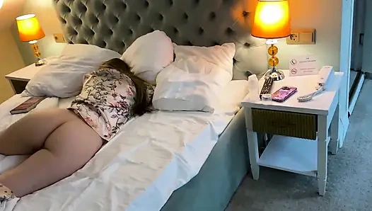 Partiden sonra otel odasında sikilen üvey anne