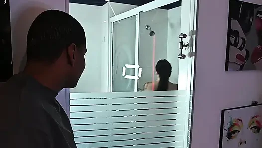 Duştan çıktıktan sonra komşumu çok zengin sikiyorum