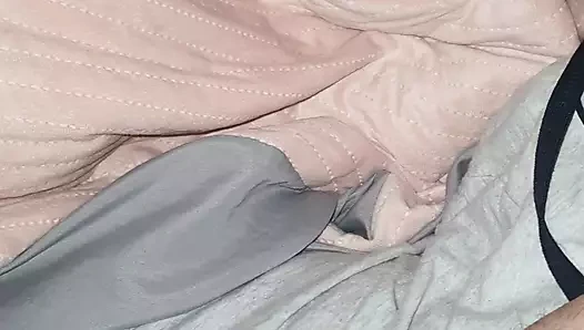 Üvey annenin eli üvey oğlunun iç çamaşırıyla kayıyor, yarağına dokunuyor ve mastürbasyon yapıyor