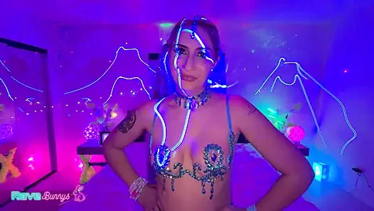 Dahlia Noire neon gecesini vahşi şehvetli enerjiyle aydınlatıyor!