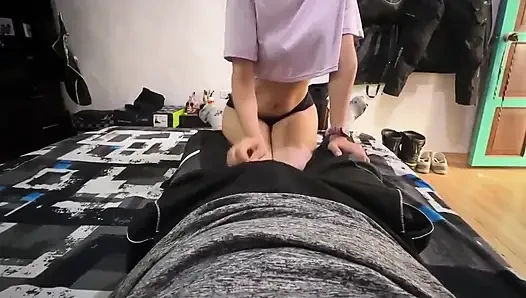 İyi bir yarak için istekli azgın bir üniversiteli kızdan lezzetli sakso
