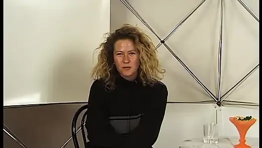 A barna érett hölgy keményen fúj wangot a castingon