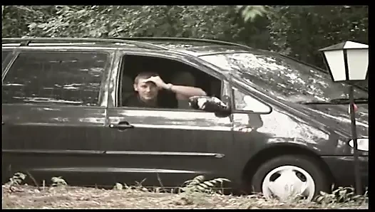 Kıllı amcık bahçede sikişiyor