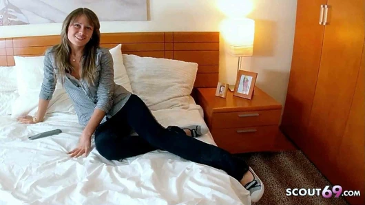 Sıska genç seçilmiş yukarı ve baştan için gerçek amatör anal sikme